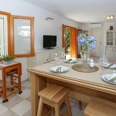 Secret Garden Barada Apartment Trogir