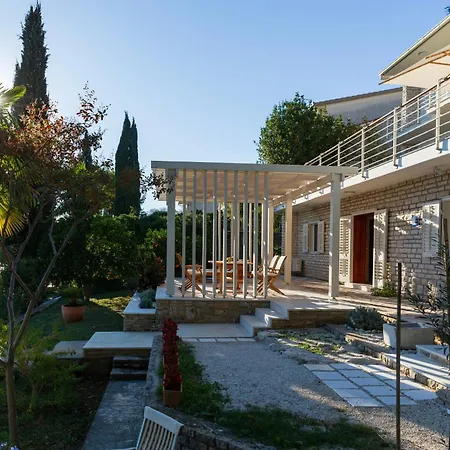 Secret Garden Barada Apartment *